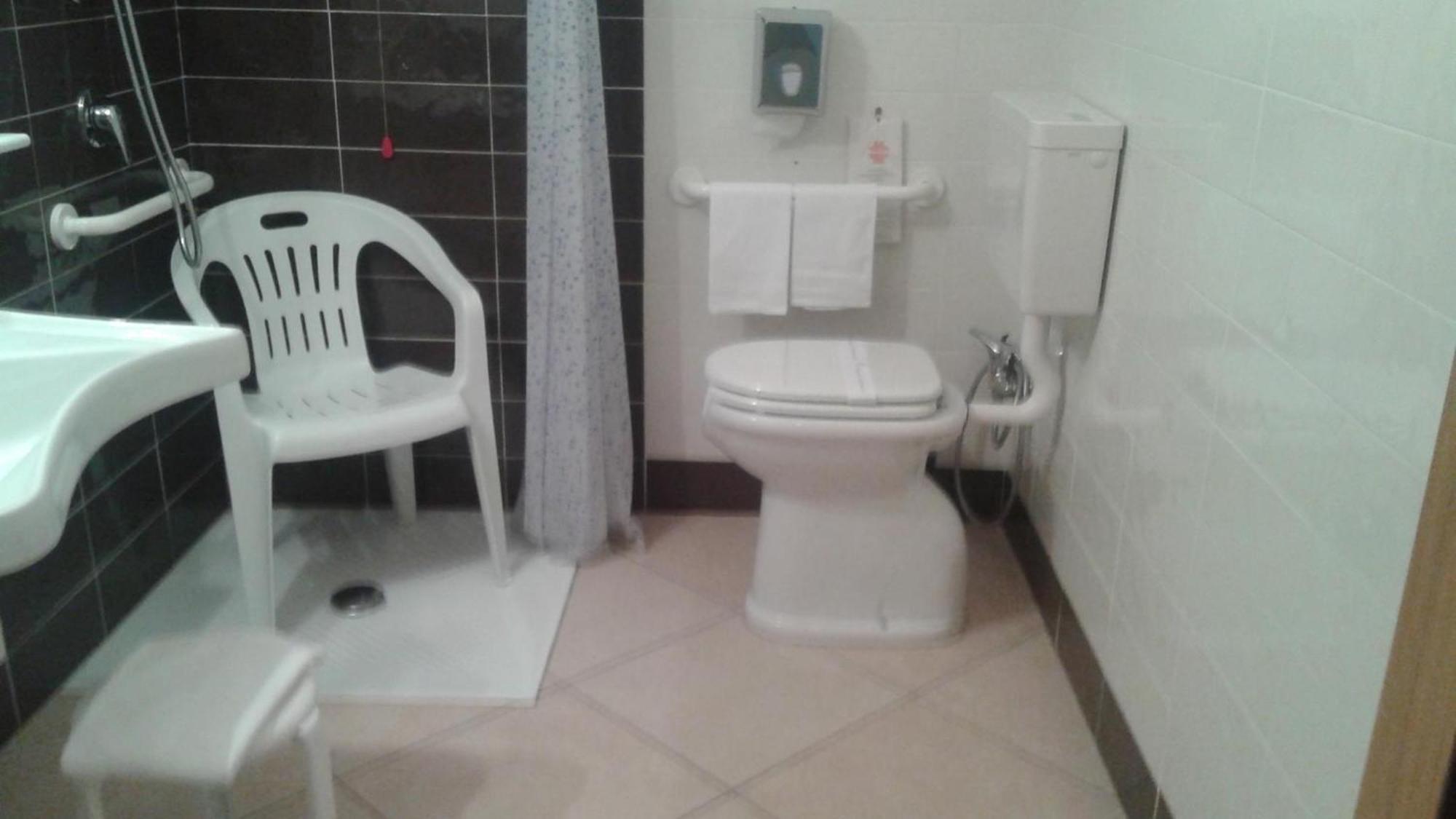 סולמונה Manhattan Village Hotel חדר תמונה