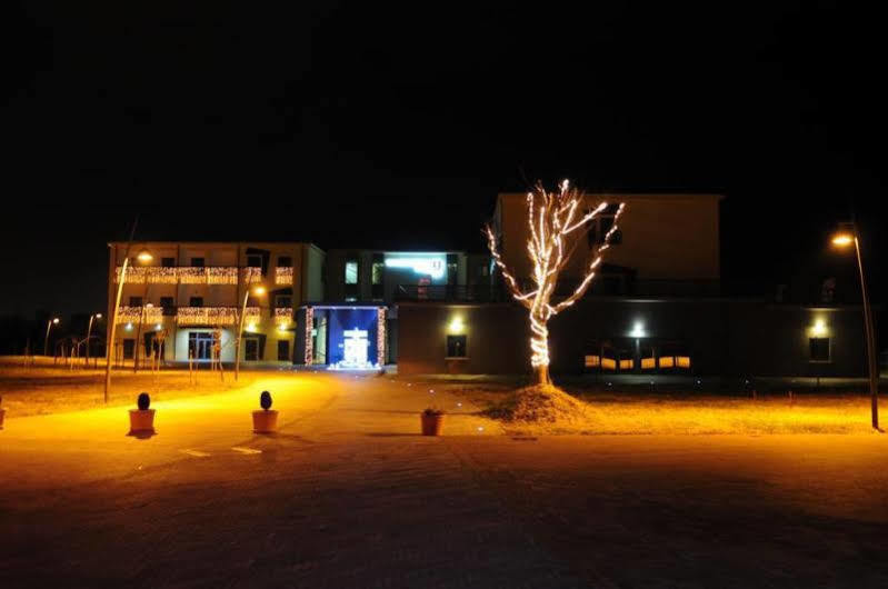 סולמונה Manhattan Village Hotel מראה חיצוני תמונה