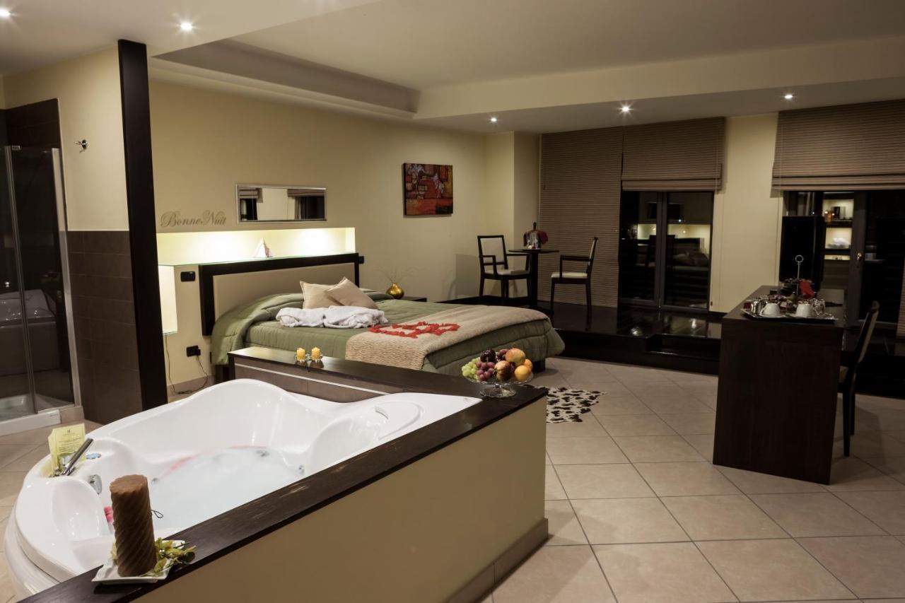 סולמונה Manhattan Village Hotel מראה חיצוני תמונה