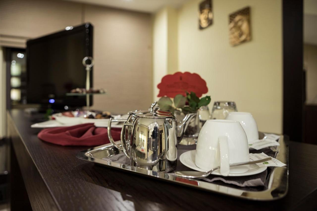סולמונה Manhattan Village Hotel מראה חיצוני תמונה