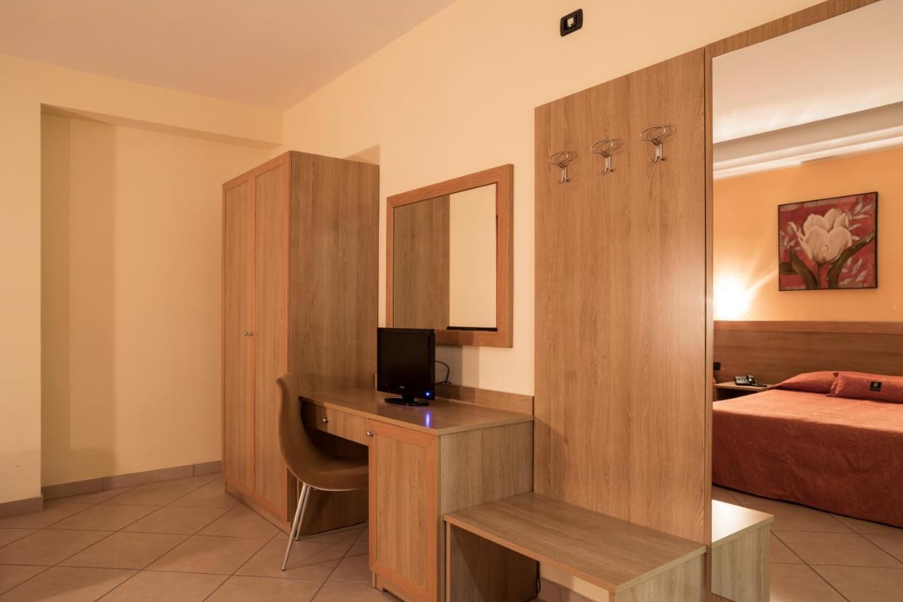סולמונה Manhattan Village Hotel מראה חיצוני תמונה