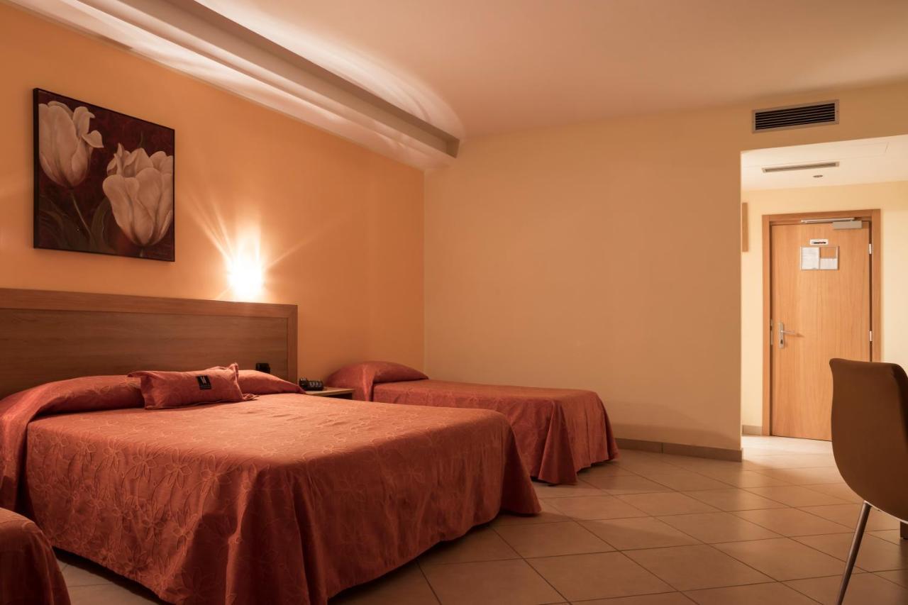 סולמונה Manhattan Village Hotel מראה חיצוני תמונה