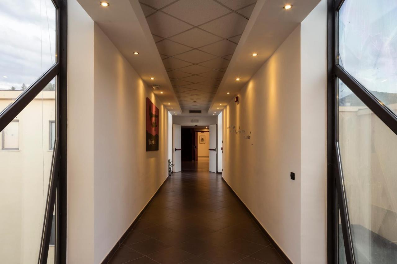 סולמונה Manhattan Village Hotel מראה חיצוני תמונה