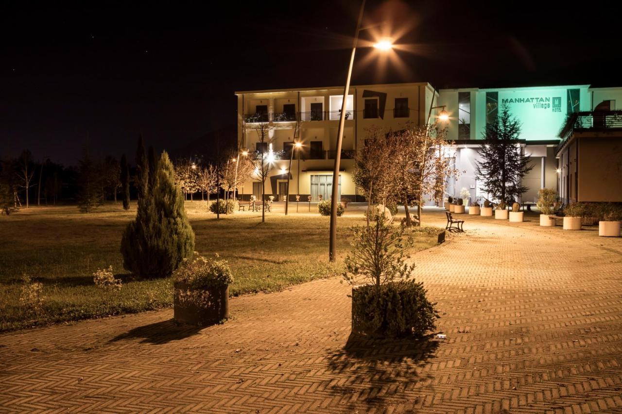 סולמונה Manhattan Village Hotel מראה חיצוני תמונה