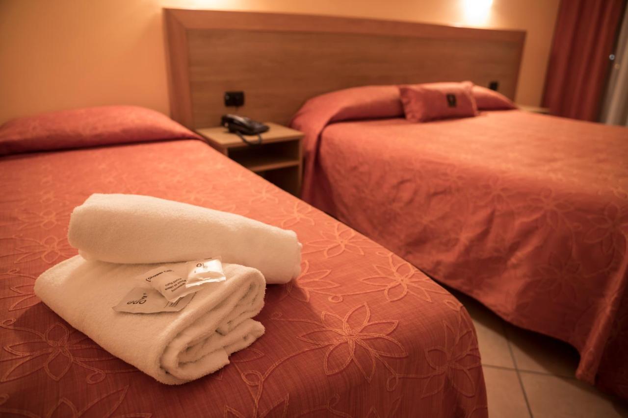 סולמונה Manhattan Village Hotel מראה חיצוני תמונה