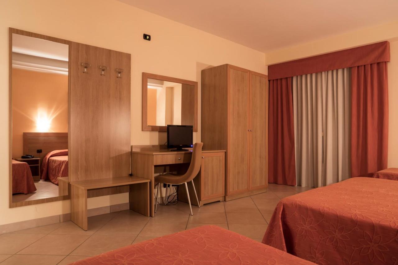 סולמונה Manhattan Village Hotel מראה חיצוני תמונה