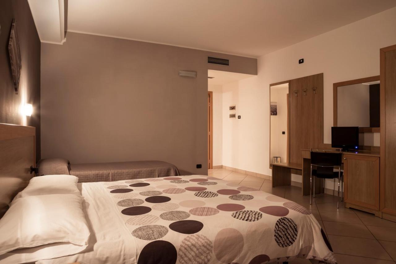 סולמונה Manhattan Village Hotel מראה חיצוני תמונה