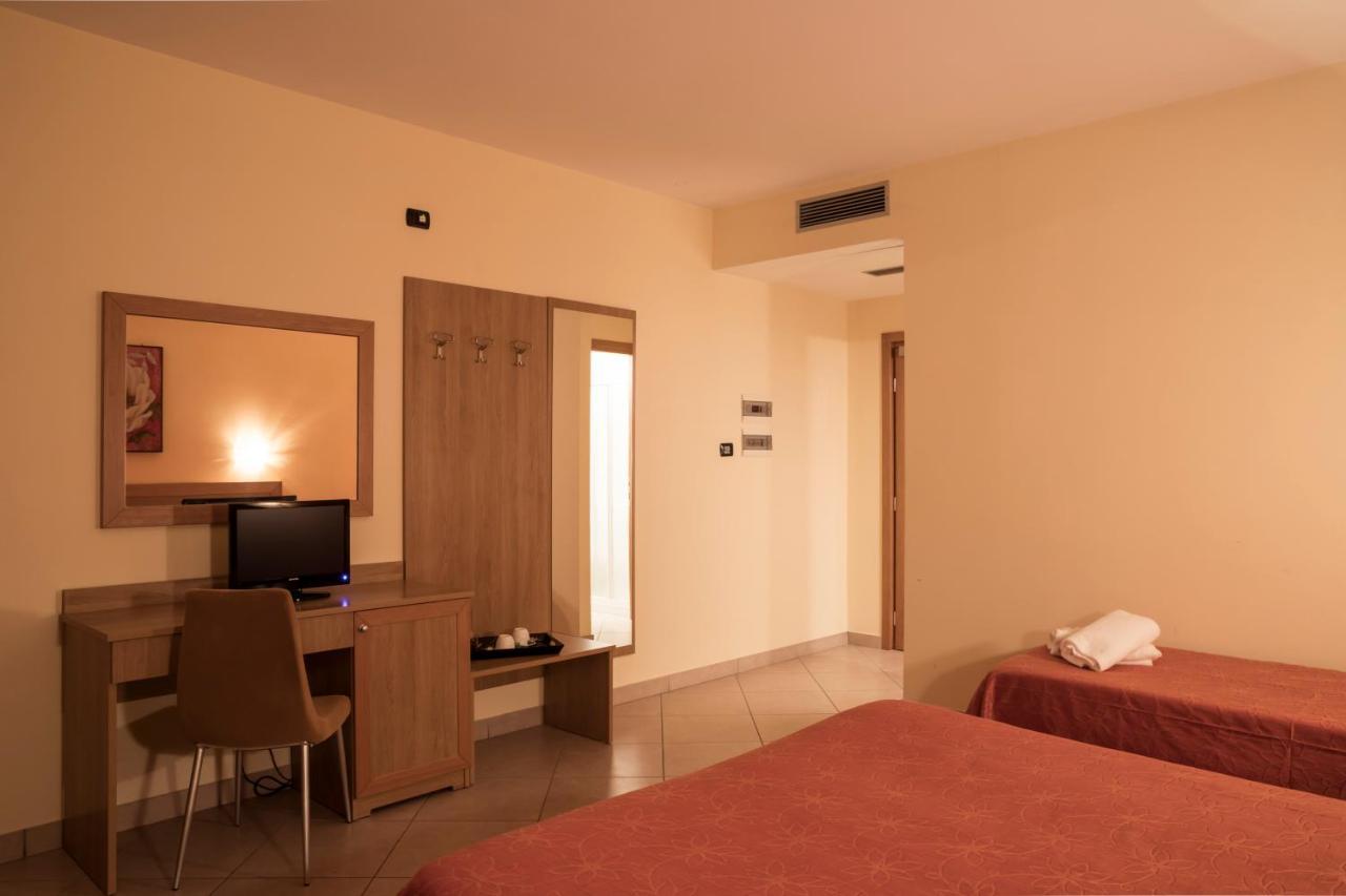 סולמונה Manhattan Village Hotel מראה חיצוני תמונה