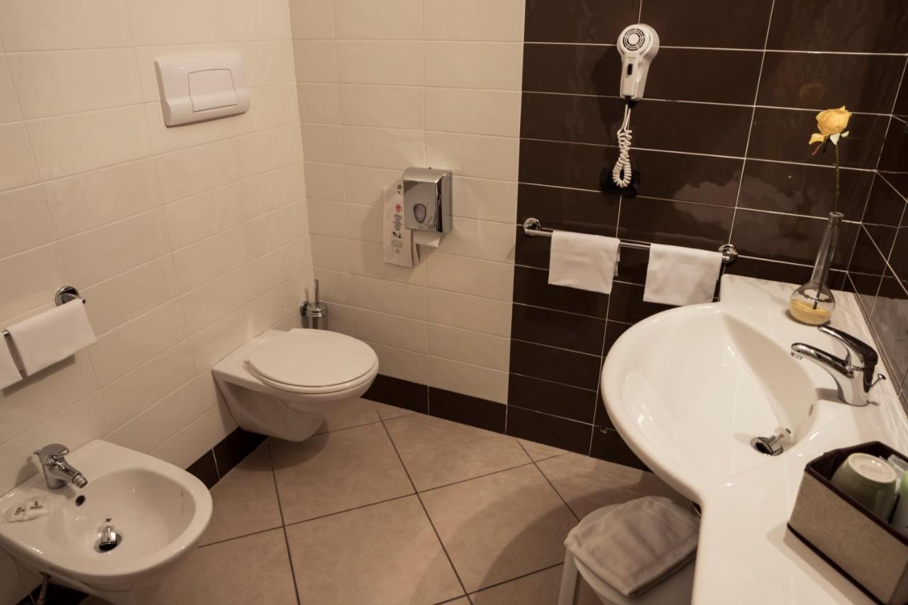 סולמונה Manhattan Village Hotel מראה חיצוני תמונה