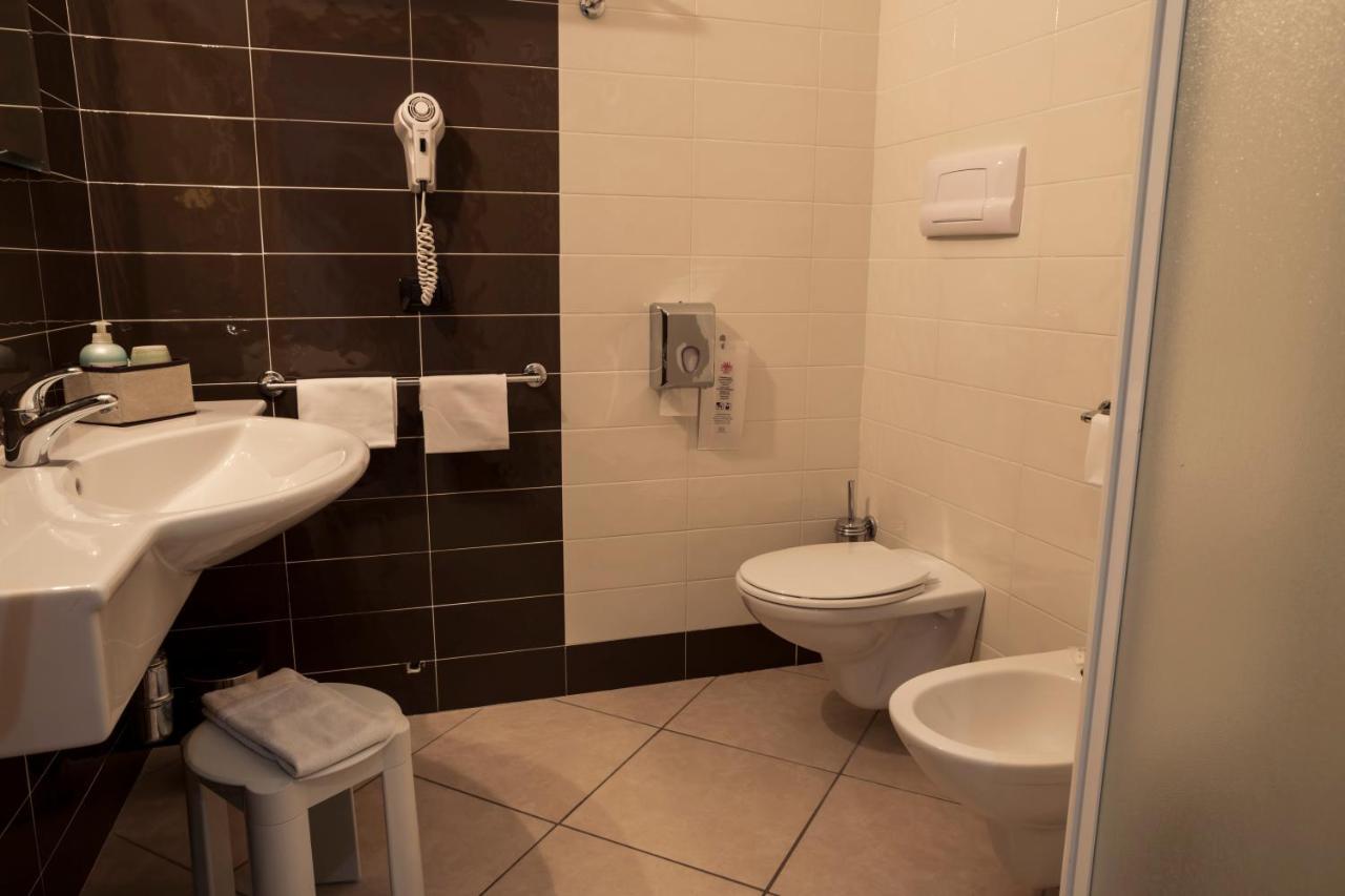 סולמונה Manhattan Village Hotel מראה חיצוני תמונה