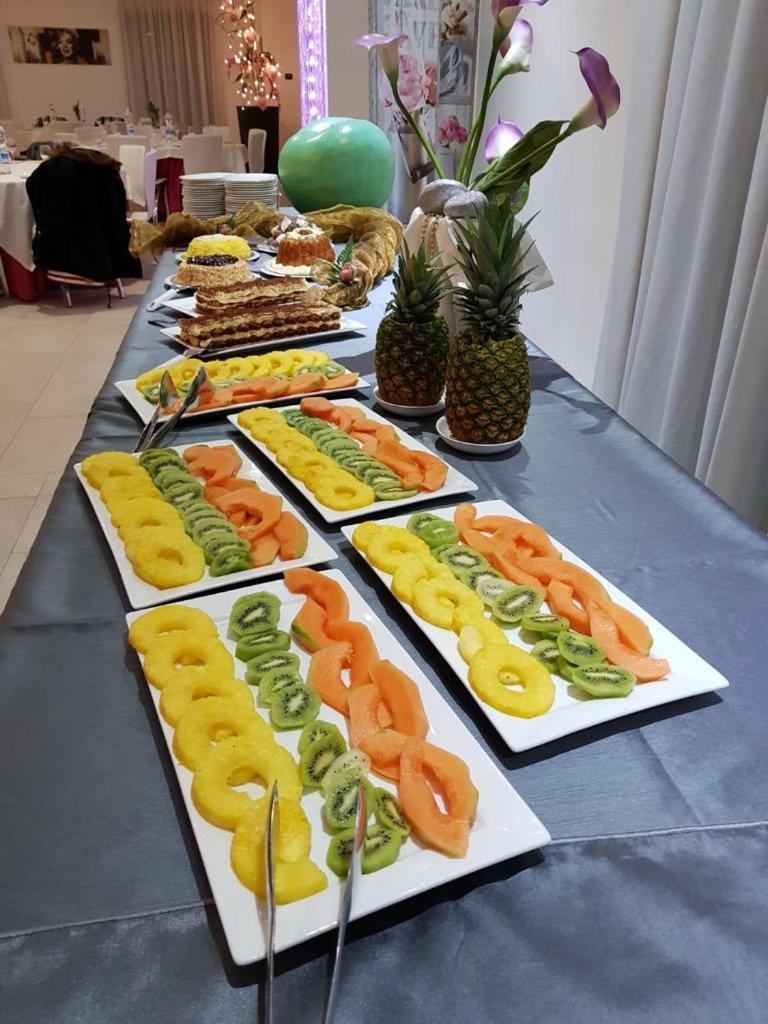 סולמונה Manhattan Village Hotel מראה חיצוני תמונה