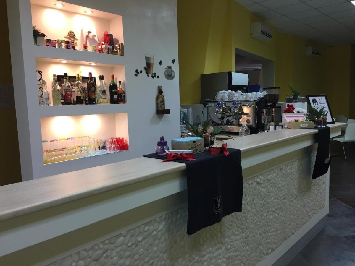 סולמונה Manhattan Village Hotel מראה חיצוני תמונה