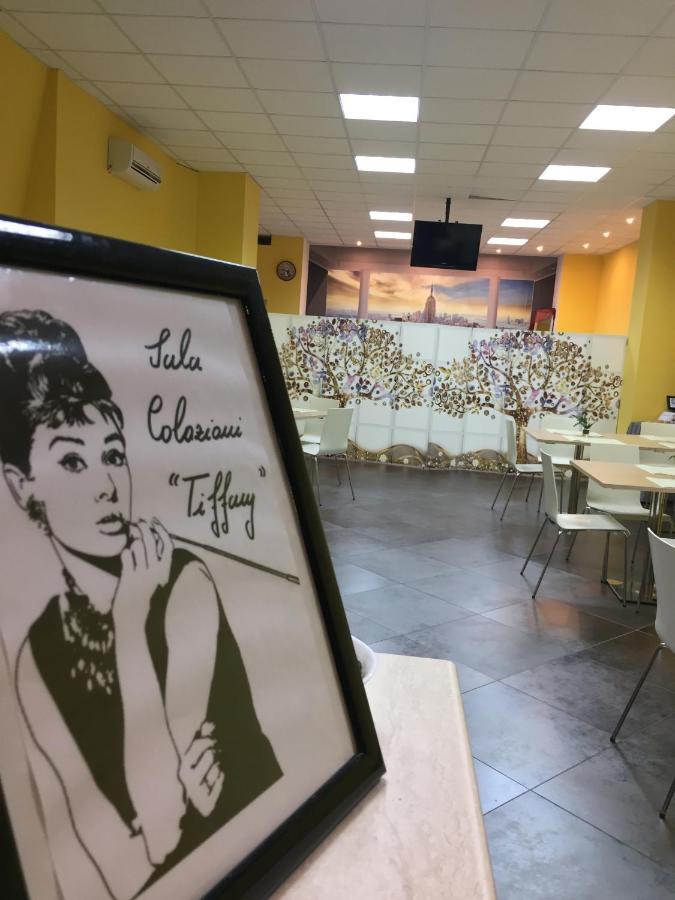סולמונה Manhattan Village Hotel מראה חיצוני תמונה