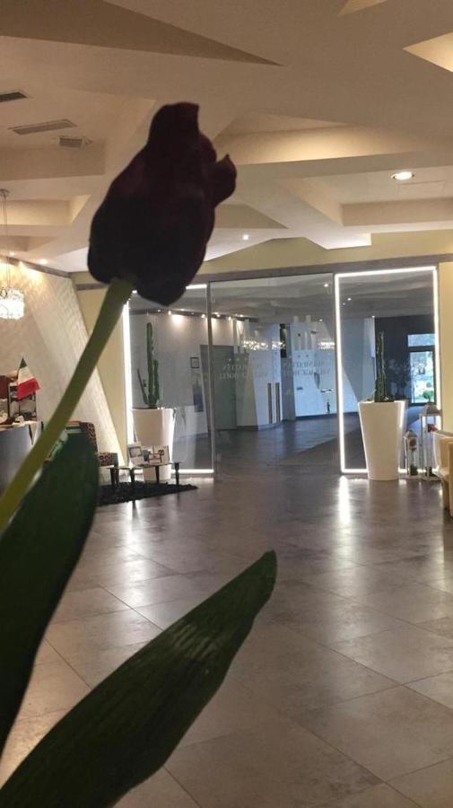 סולמונה Manhattan Village Hotel מראה חיצוני תמונה